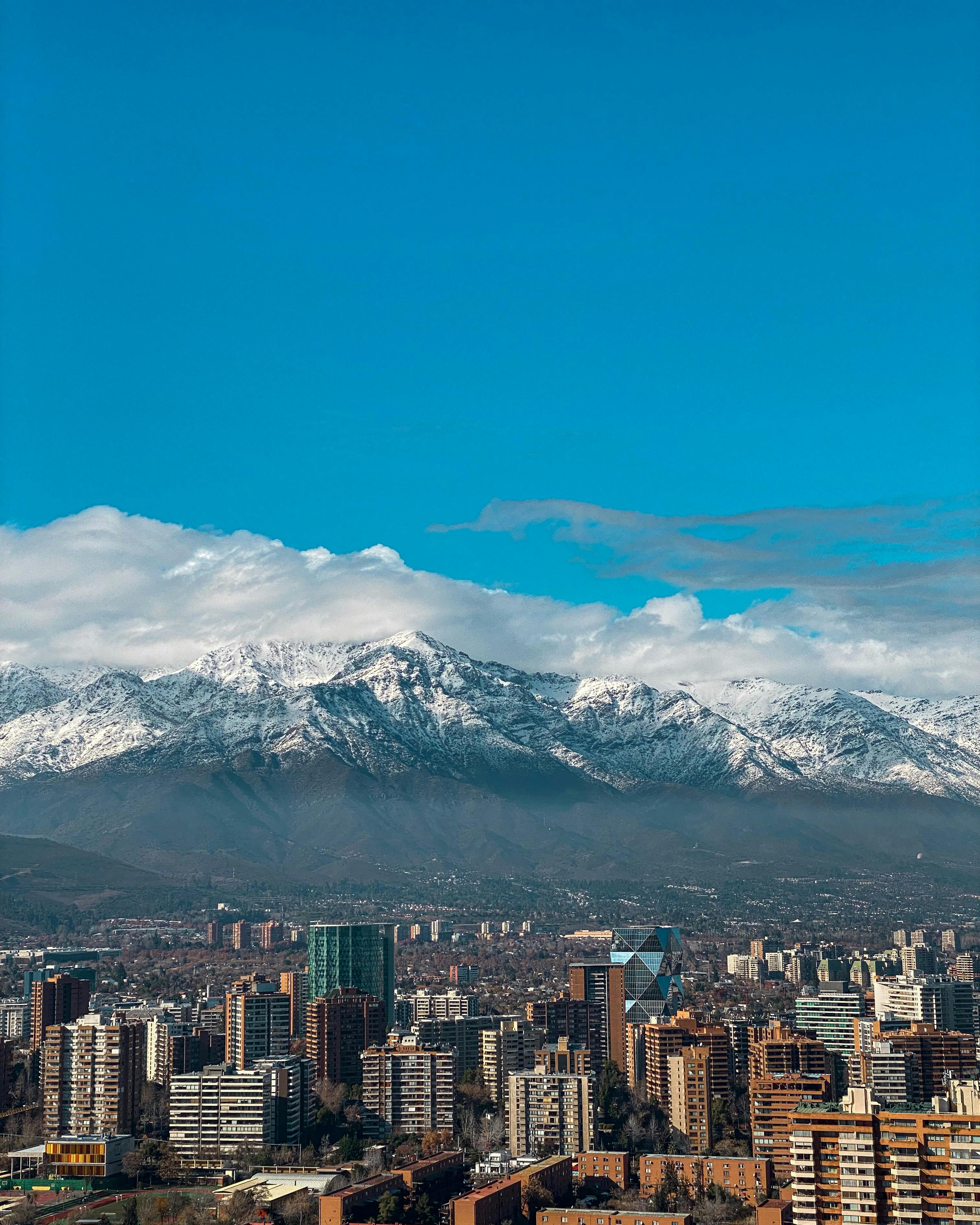 Panoramas para cerrar el año: arte, música y primavera en Santiago